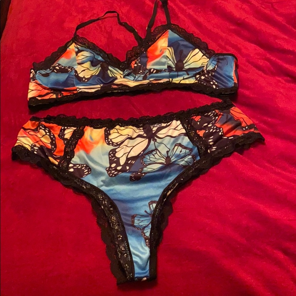 Bra (no wire) and underwear set can be a sleep set